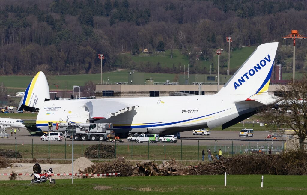 Antonov 124 in Zürich
